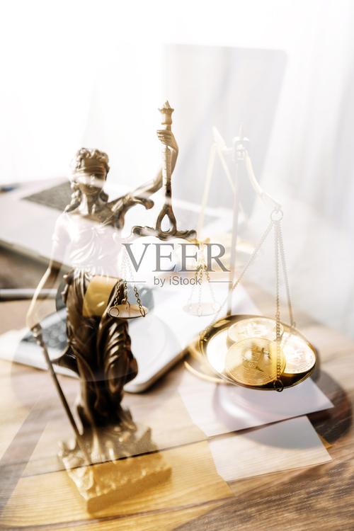 商务人士和律师在办公室的办公桌上用黄铜天平讨论合同文件.法律,法律