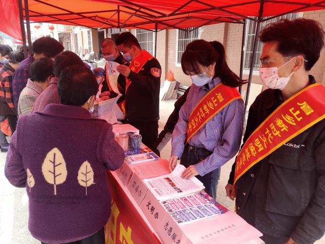 学雷锋纪念月普法宣传活动上,一名群众在法律咨询台向工作人员咨询着